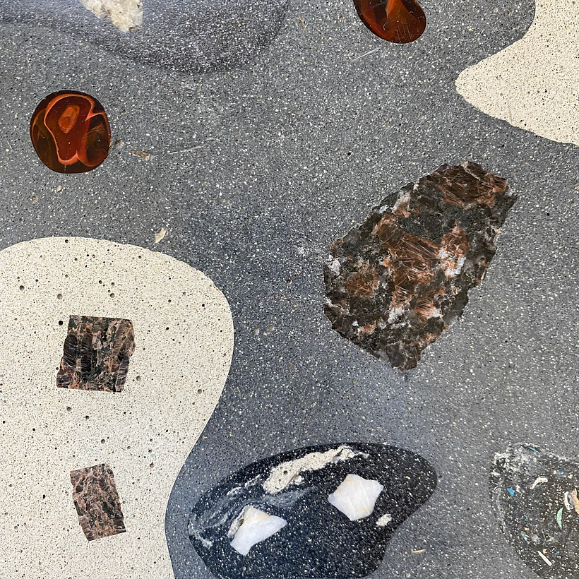 Incluso, agregue dos piezas de vidrio rojo