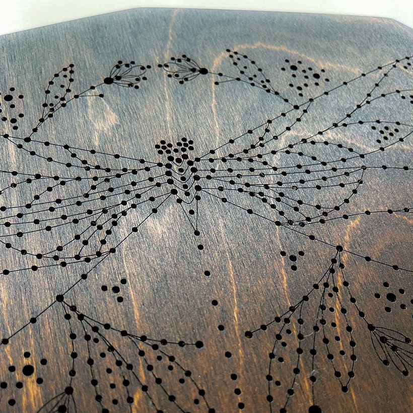 Panneau en contreplaqué de bouleau teinté. Motif gravé au laser.