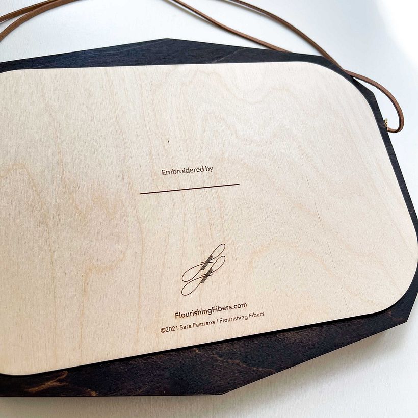 Chaque kit est livré avec un panneau de support pour couvrir la broderie finie.
