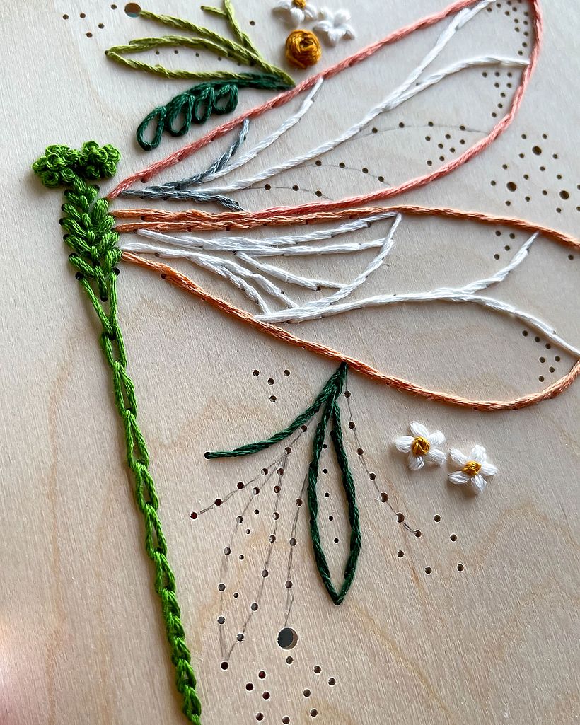 Chaque motif que je réalise est d'abord brodé sur un morceau de bois pour tester la couture.