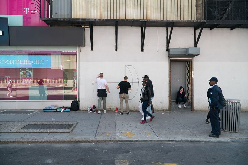 Nicolas Lawin and Stephan Meißner taping on wall (Photo by Adrian Dittert)