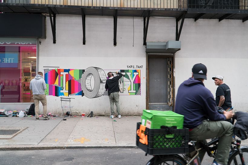 Nicolas Lawin and Stephan Meißner taping on wall (Photo by Adrian Dittert)