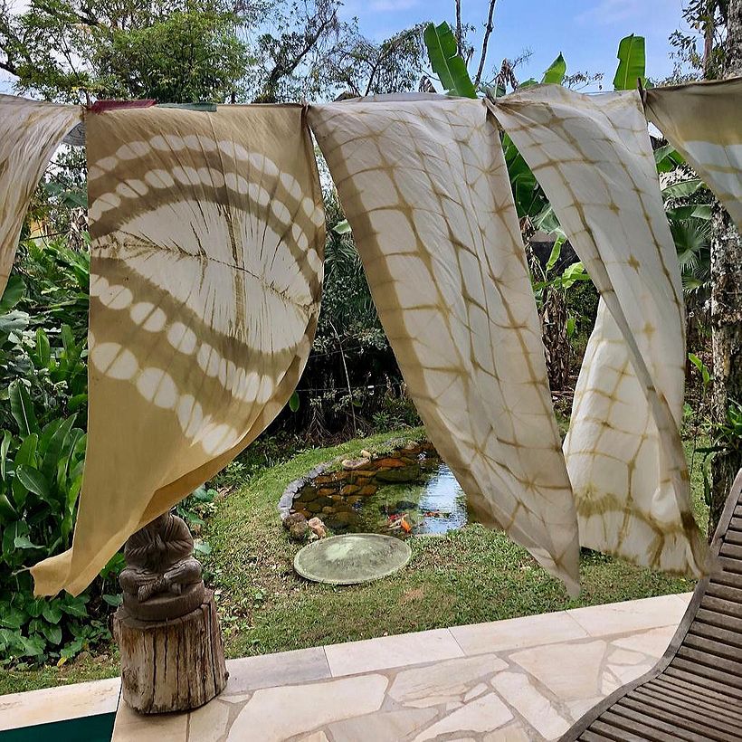trabalho de alunas realizado em vivência de tingimento natural / litoral norte de São Paulo