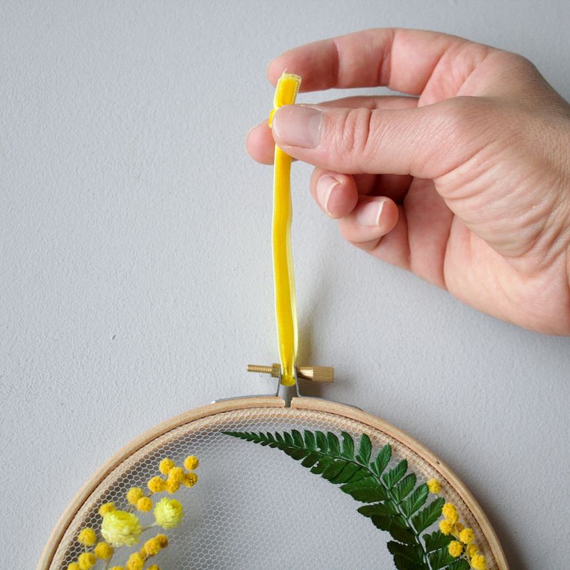 Make your own dried flower embroidery art