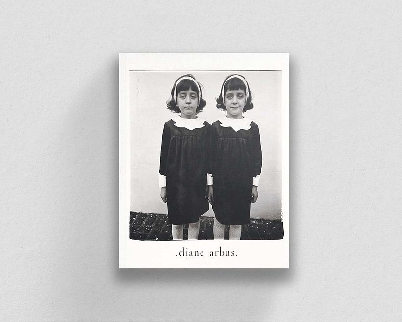 Libros de fotografía “Diane Arbus: An Aperture Monograph”, compilado por Marvin Israel y Doon Arbus