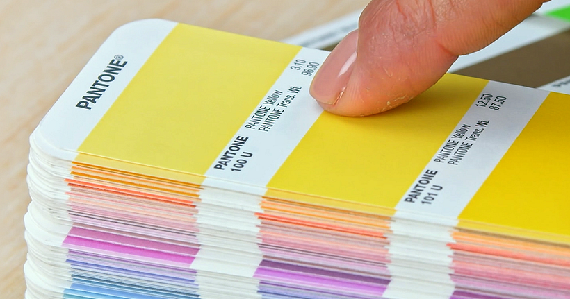 Aprende cómo usar una guía pantone para impresión