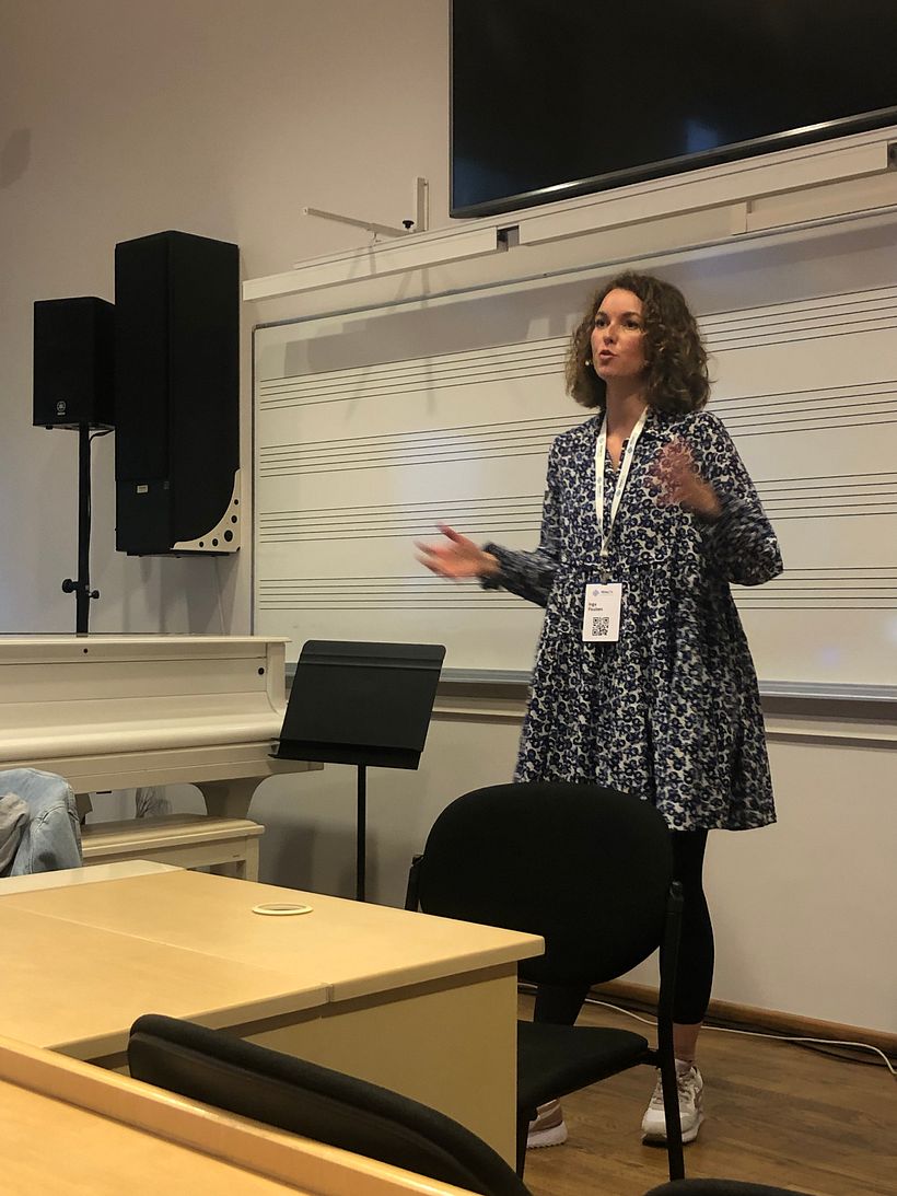 Public Speaking: touch your audience though your voice 1