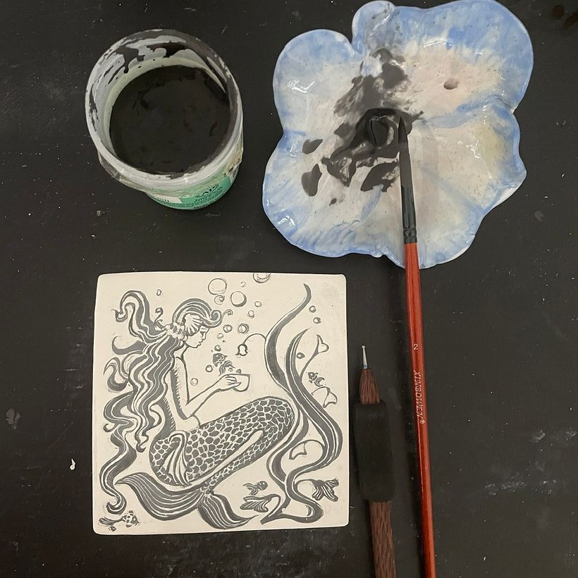 The porcelain in its engraving stage, with underglaze.