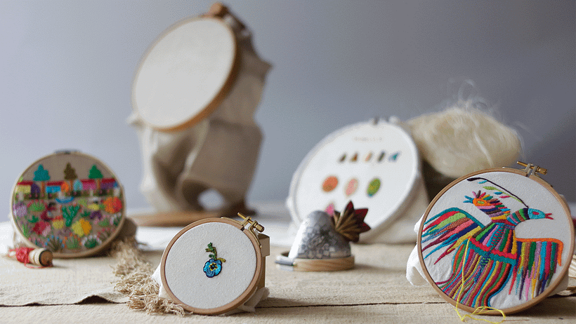 Ejemplos de prendas de Gimena Romero bordadas en estilo mexicano. 