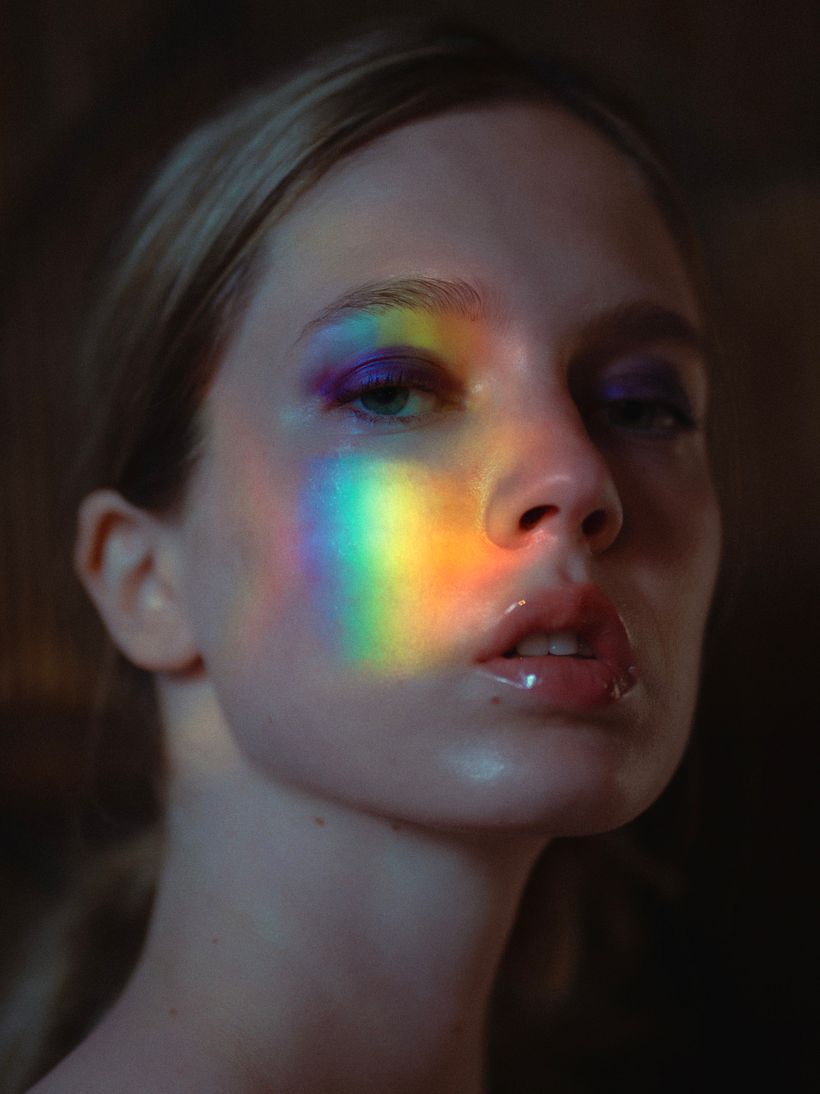 Using a crystal to create a rainbow light effect. 