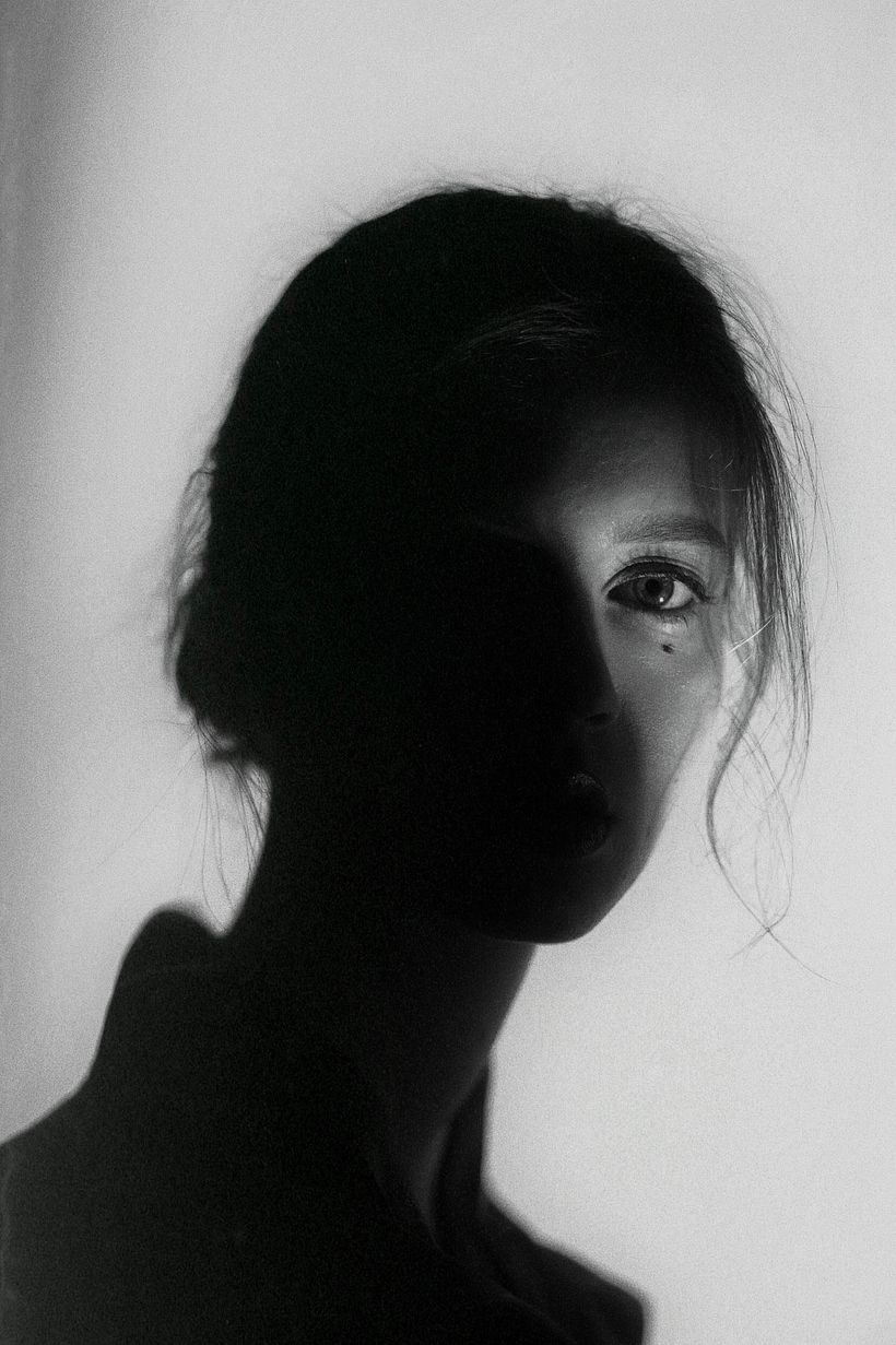 I wanted to go for a more mysterious look an so I pose in front of a window with light and my only source of light in front