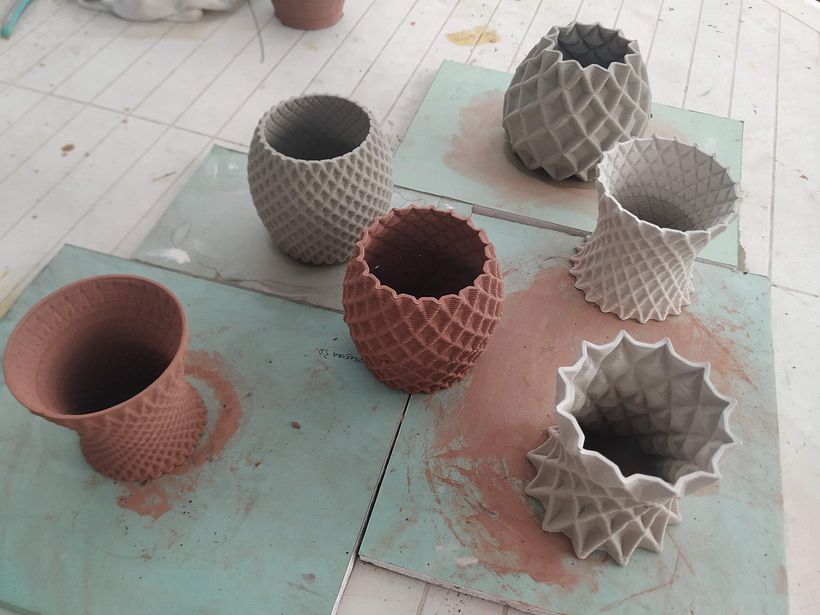Diseño paramétrico y producción por impresión 3D de una serie de ocho piezas huecas tramadas en cerámica 2