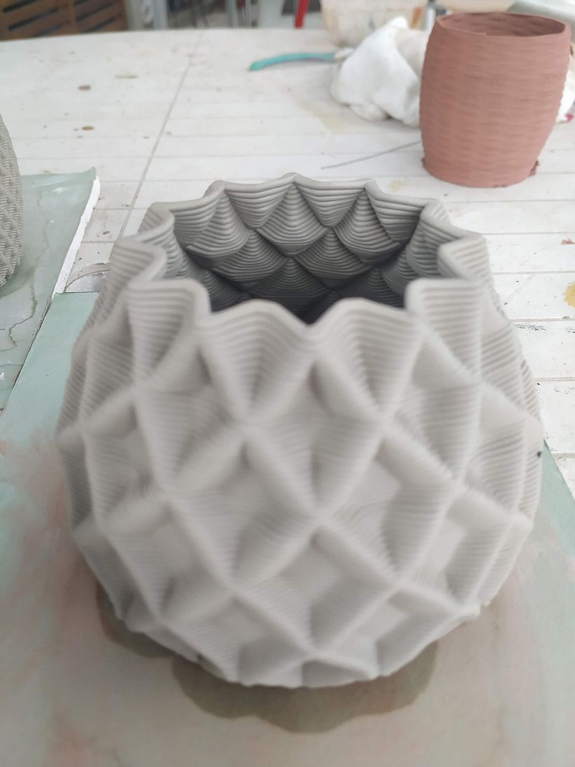 Diseño paramétrico y producción por impresión 3D de una serie de ocho piezas huecas tramadas en cerámica 4
