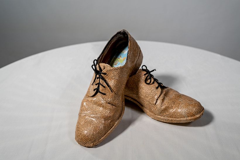 Zapatos Chiasmage - 2019 - Collage: cordón y papel sobre cuero y goma - 10 x 21 x 29 cm.