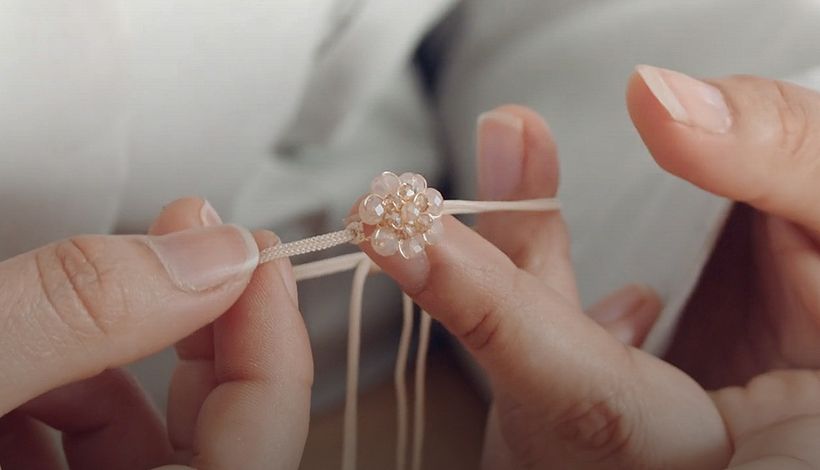 ¿Quieres aprender a hacer una pulsera fácil en casa? sigue estos pasos. 