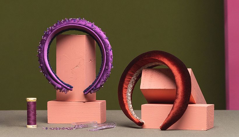 Una diadema clásica plana puede ser el regalo perfecto para estas fiestas. 