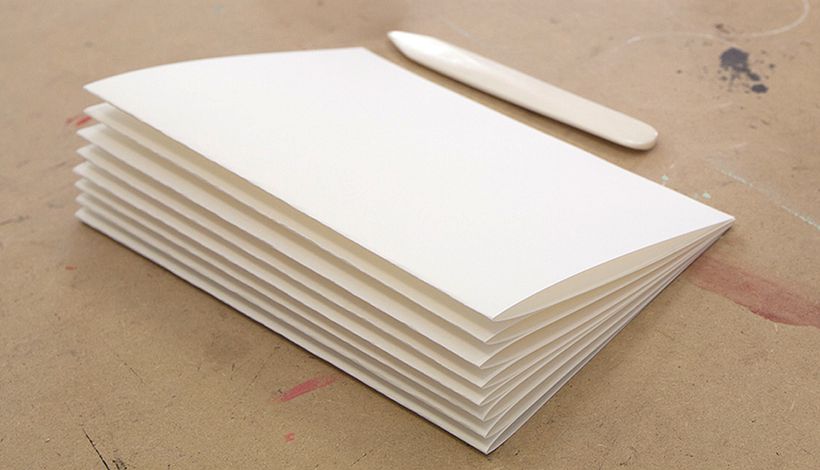 Descubre en esta clase gratis de Domestika cómo hacer un acordeón de papel. 