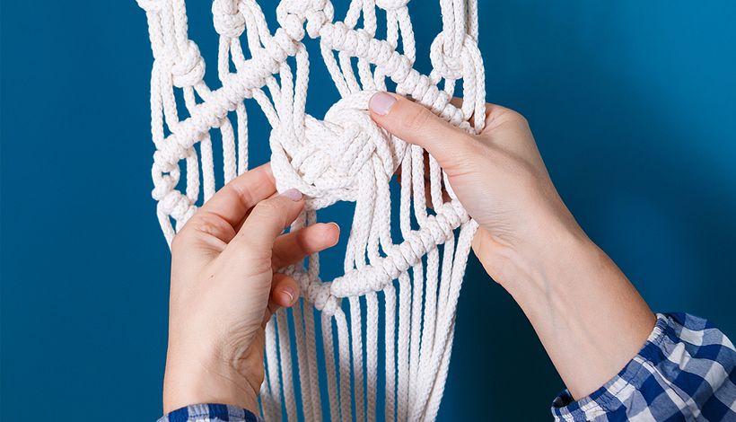 Crea un colgador de plantas con palo de manera fácil, siguiendo el proceso paso a paso. 