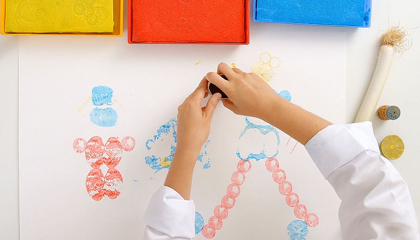 Prueba a hacer estampación casera en esta clase gratis de Domestika. 