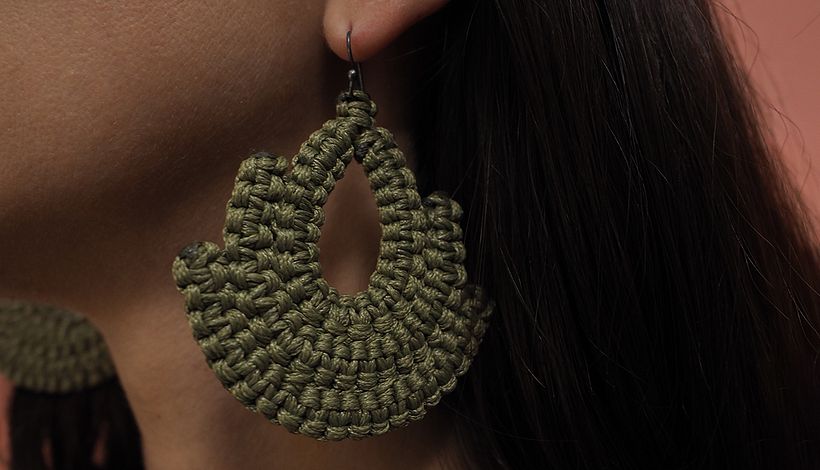 Con solo dos materiales puedes elaborar unos aretes en casa. 