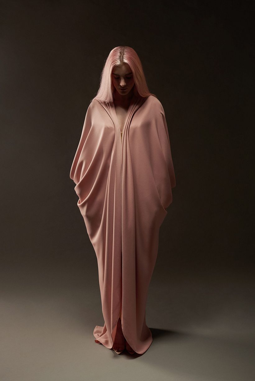Túnica en crepe satinado creada mediante modelado sobre maniquí