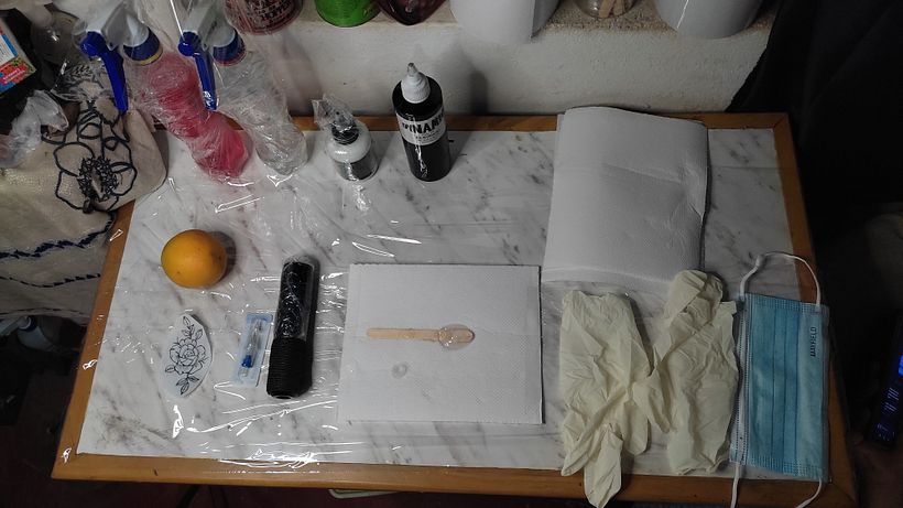 Preparando la mesa para tatuar 