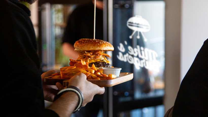 Mike´s Burgers: Creación de mock-ups para branding desde cero 4