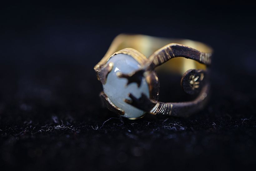 Anillo humano. con engarce de agua marina 