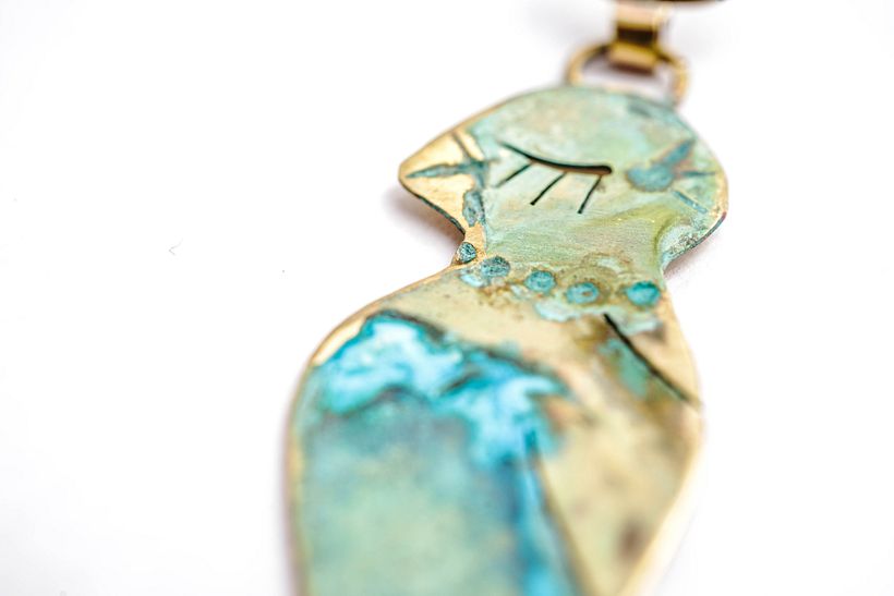 Latón y patina verde