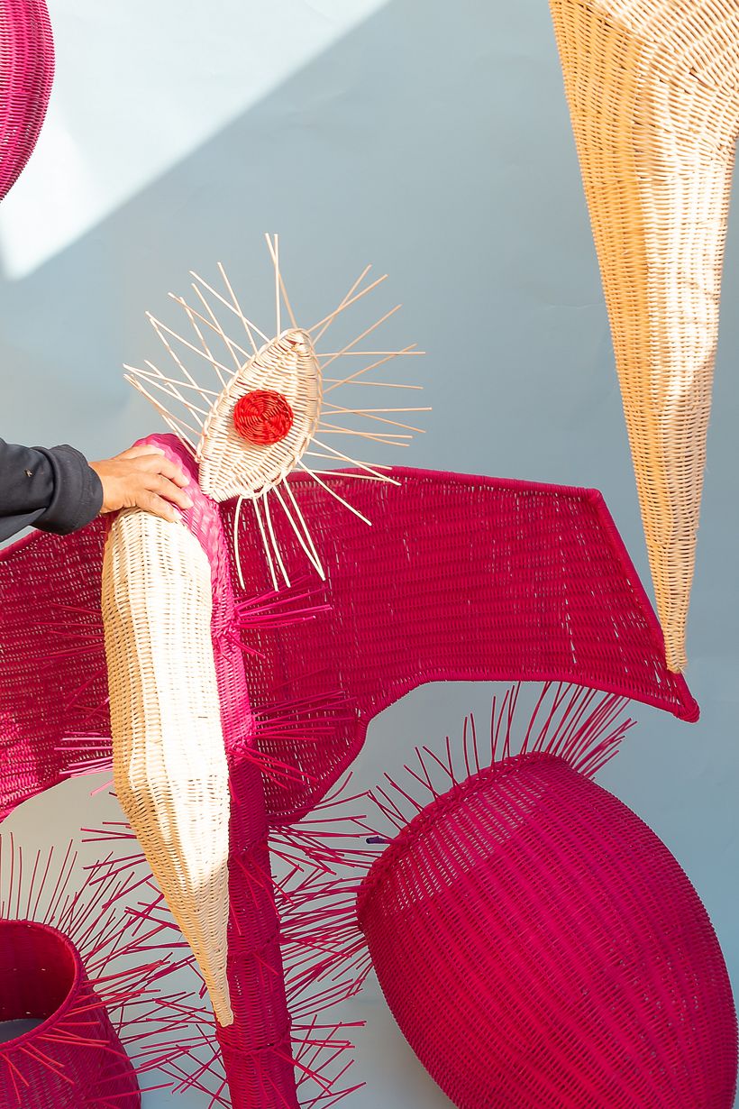 Dzikie różowe stworzonka z wikliny.