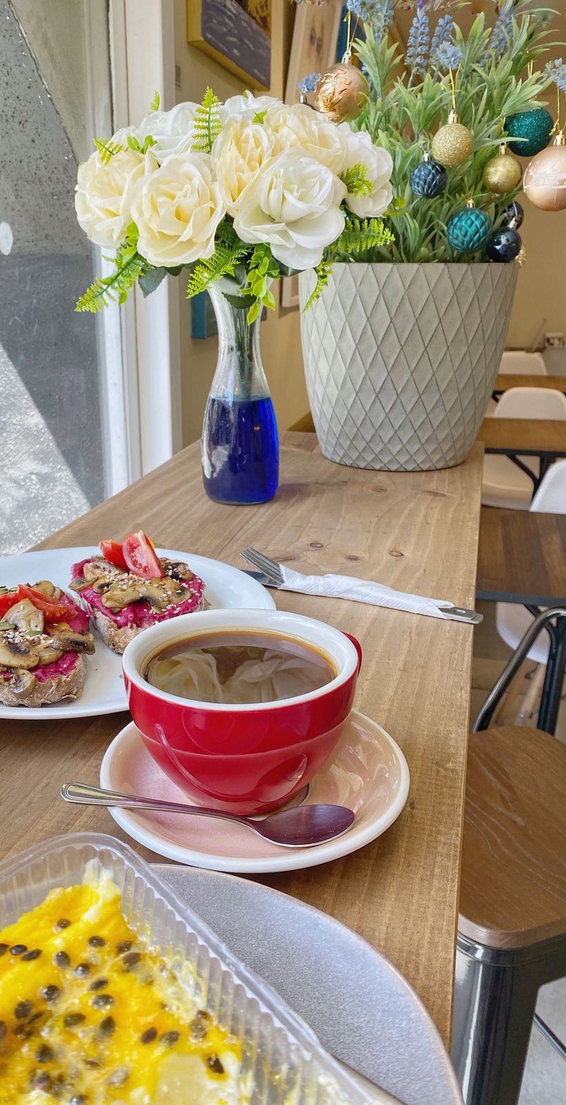 No me parecia muy bella la foto con el plastico del Cheesecake de maracuya vegano, PERO ESTABA UFFFF.