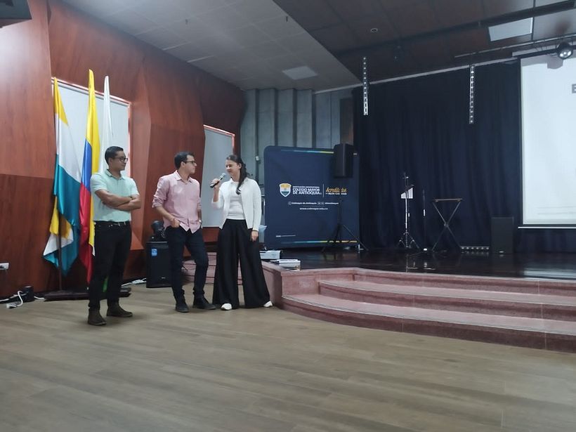 Ponencia en la Universidad con mis estudiantes