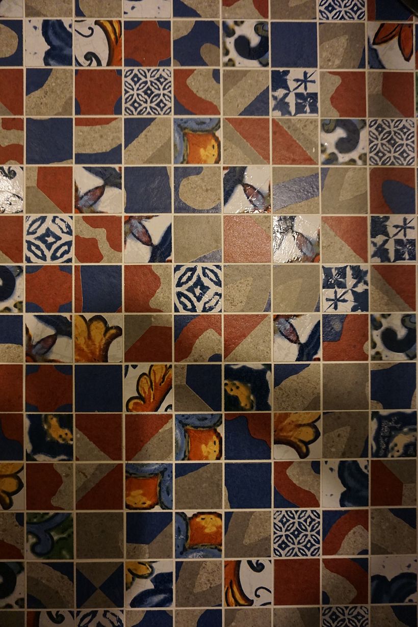 Foto delle piastrelle presenti nel bagno dove andrà posizionata la parete divisoria. 