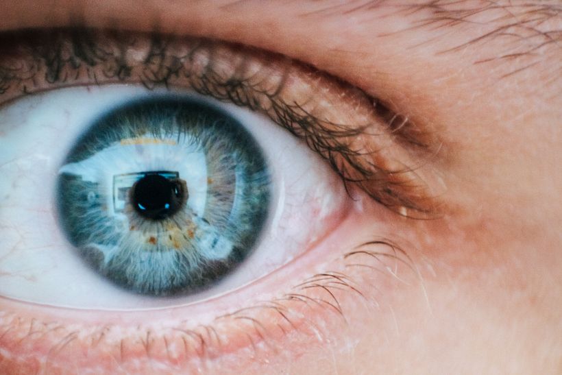 "Persona con ojo izquierdo verde azulado y amarillo" de Víctor Freitas, Nov. 4, 2017.