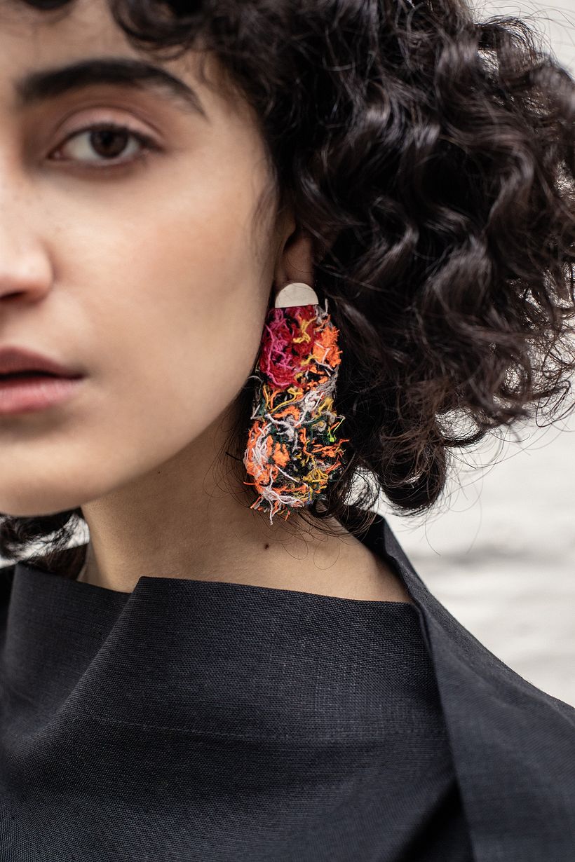 Producto Inédito , Aros "Micelios"/ Modelo : Javiera Fernández / Foto : Pilar Castro E.