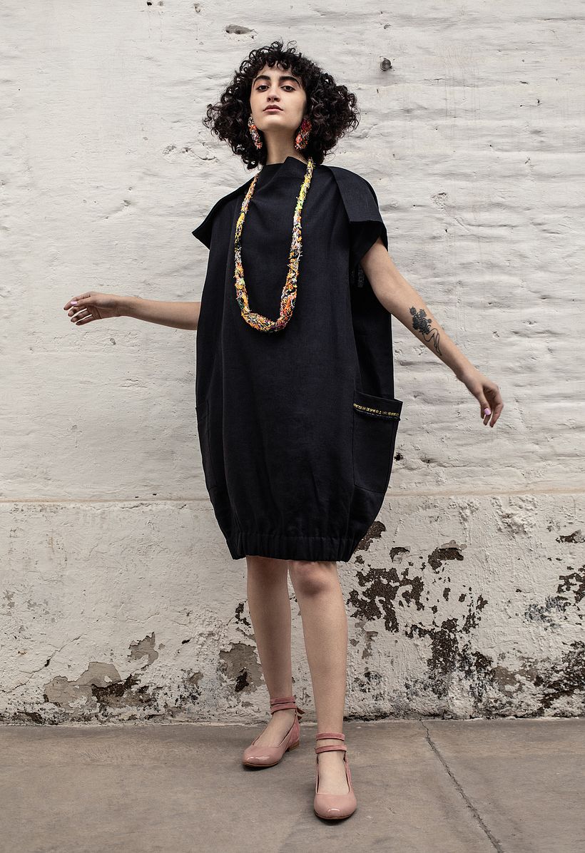  Collar y Aros "Micelios". Vestuario: Puntada Austral / Zapatos: La Horma/Foto: Pilar Castro E./Modelo: Javiera Fernández.