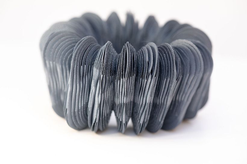 Brazalete- Textil reutilizado/Corte láser. Foto : Claudio Olivares.