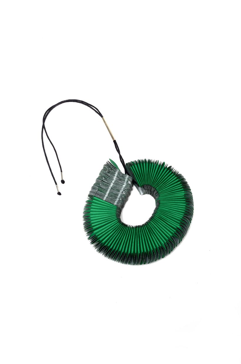 Collar Pliegues Verde. Foto :Jorge Osorio.