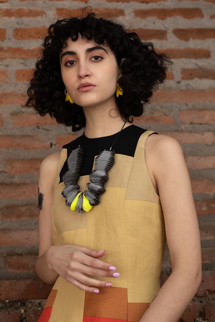 Collar y aros AMARILLO. Vestuario: Puntada Austral / Modelo: Javiera Fernández / Foto: Pilar Castro E.