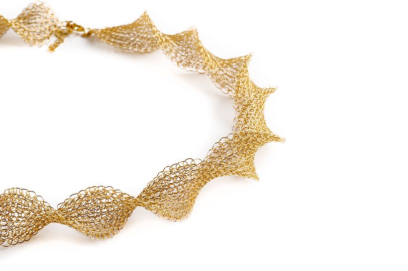 Infinity swirl golden necklace made of wire   - Artesanía