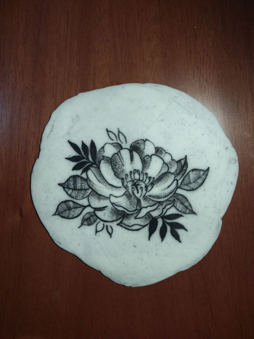 Minha primeira tatuagem na pele artificial, com o desenho do curso e feito apenas com agulha 9 RL.