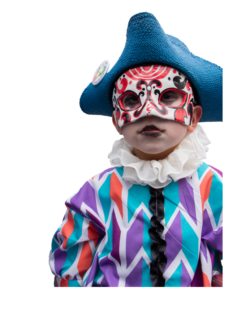 Mi hijo y yo nos disfrazamos de arlequines en los carnavales de Negros y Blancos en Pasto - Colombia.