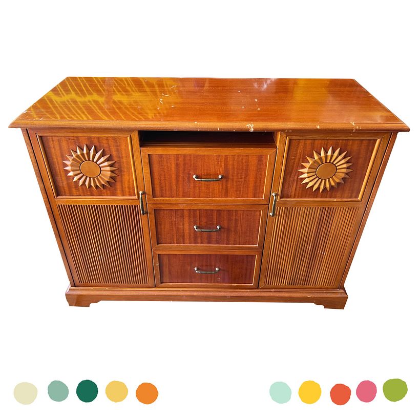 To była moja komoda w dniu, w którym ją kupiłam. Uwielbiałam drzwiczki i elementy w kształcie słońca/słonecznika.