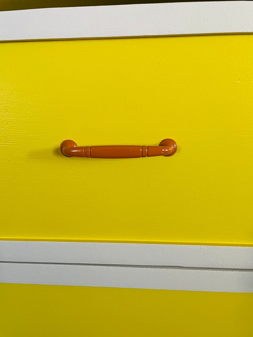 Nie wymieniałam uchwytów, tylko pomalowałam je sprayem na pomarańczowo, aby pasowały do palety barw. Podoba mi się efekt końcowy.