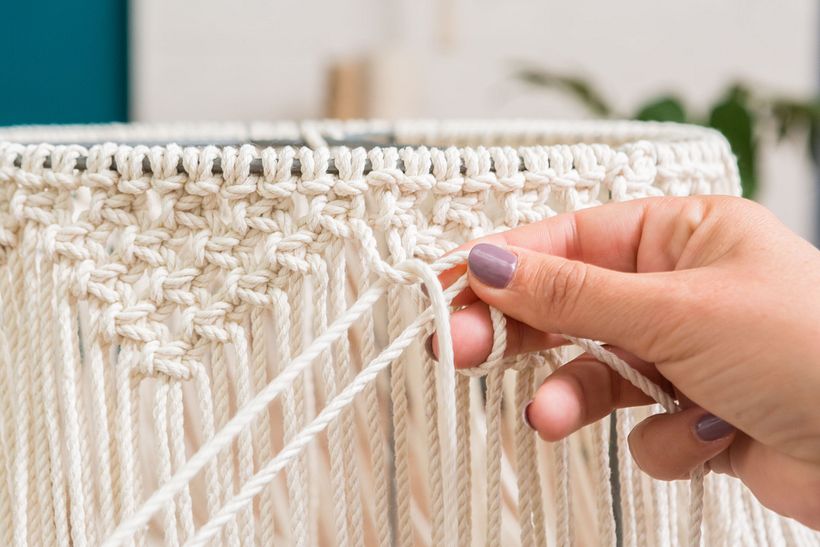 Descarga gratis una guía visual de los nudos básicos de macramé.