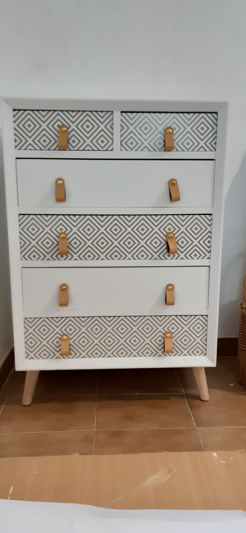 Pintada i decorada con vinilo 