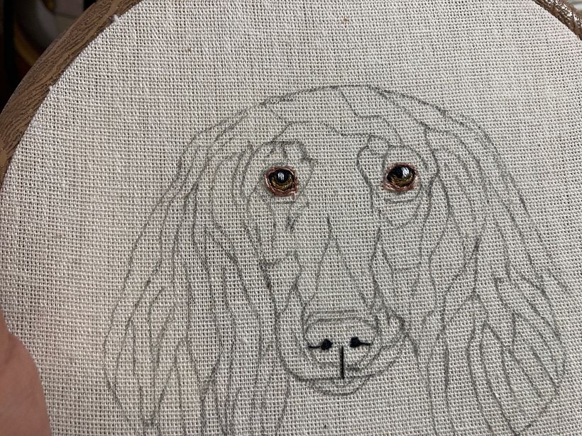 Comenzamos bordando delineando y bordando los ojitos.