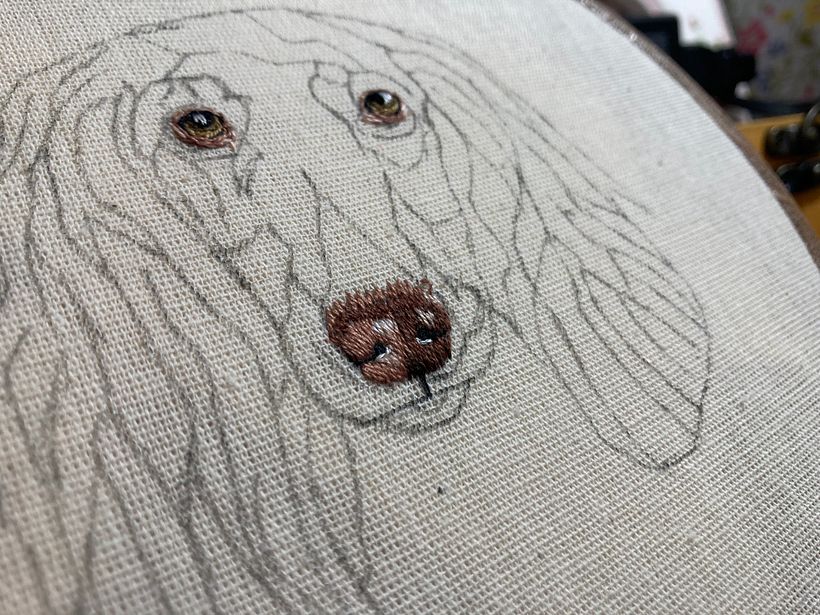 Continuamos bordando la nariz, aportando el brillo de las naricitas mojadas de los perritos.