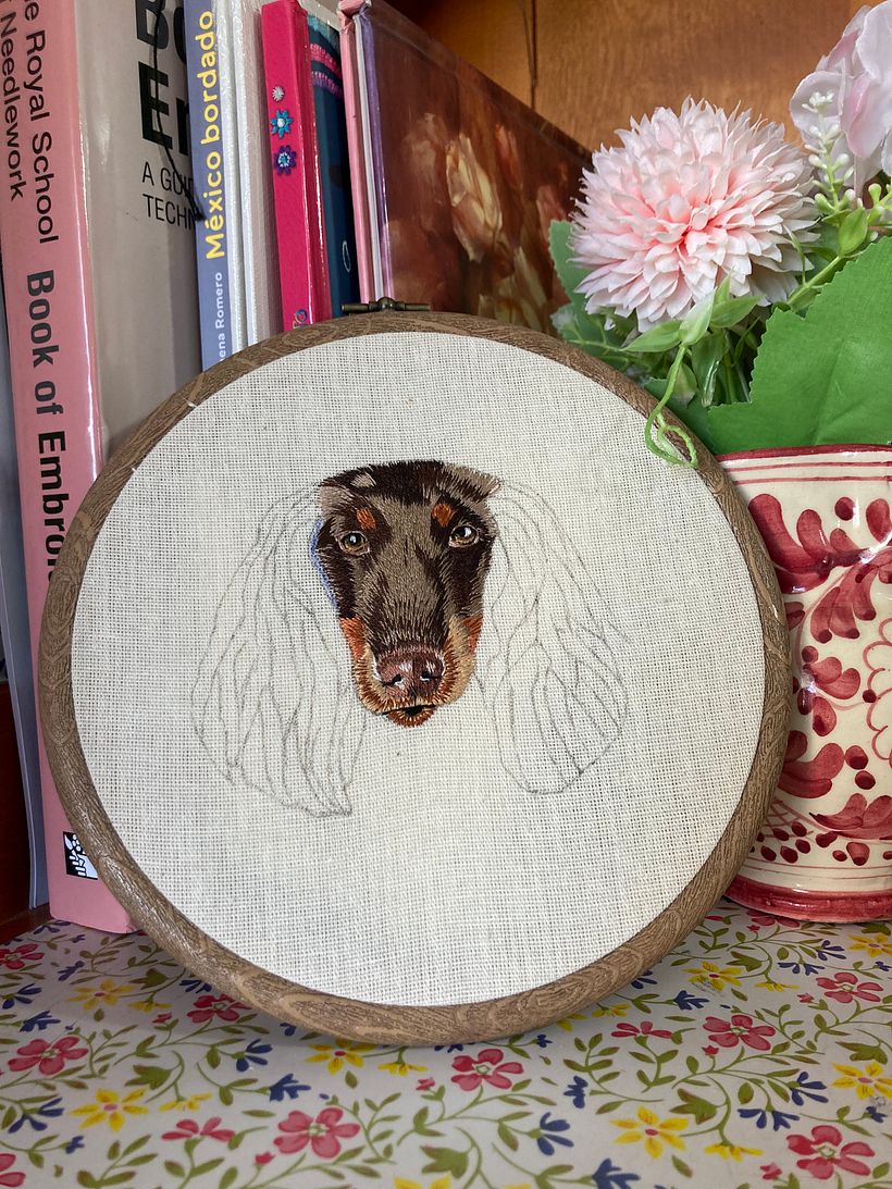 Bordamos la parte de la frente o parte alta del rostro , comenzando a dar dirección hacia las orejas.