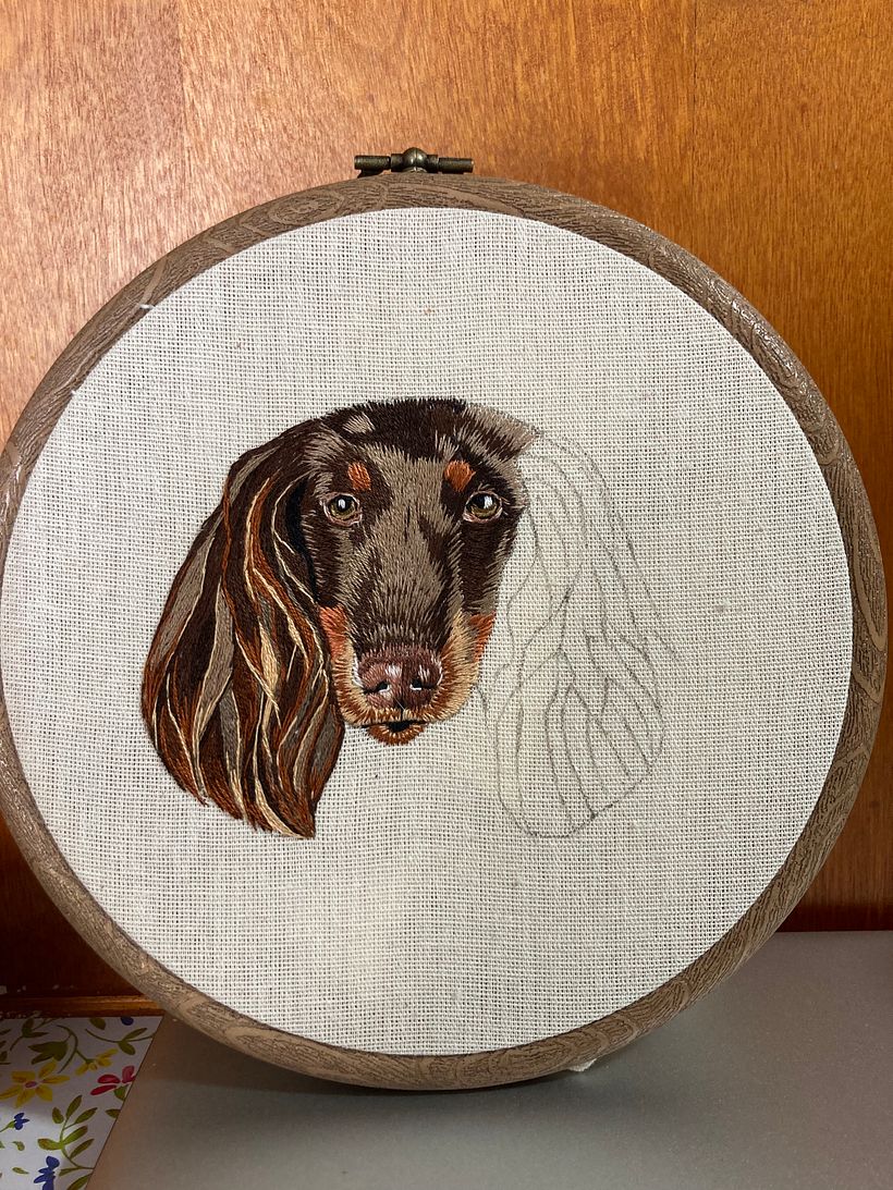 Bordamos la primera oreja, para mi fue lo más difícil del proyecto ya que tiene demasiado movimiento.